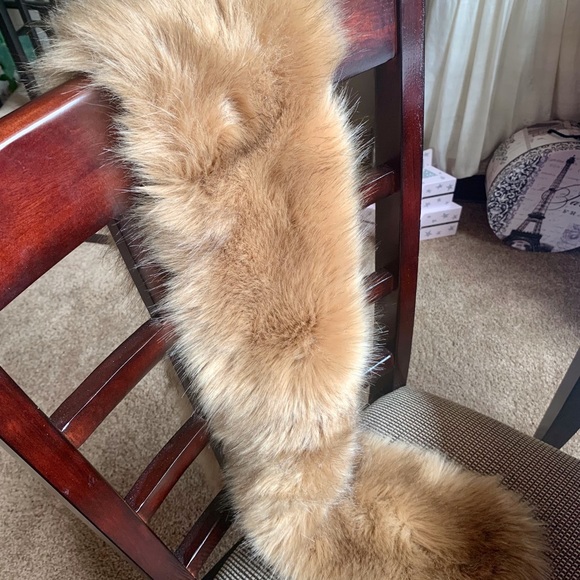 Faux fur scarf - Picture 2 of 2